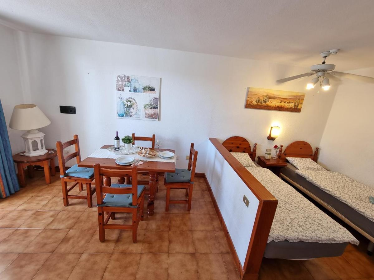 Studio Apartment No 1 Directly On The Beach And Sea, Terrace, Heated Pool, Wifi Playa de las Americas  Ngoại thất bức ảnh