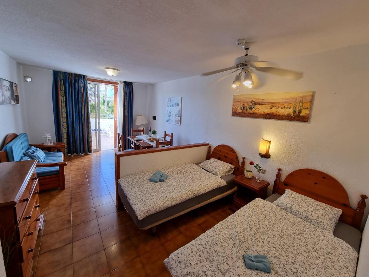 Studio Apartment No 1 Directly On The Beach And Sea, Terrace, Heated Pool, Wifi Playa de las Americas  Ngoại thất bức ảnh